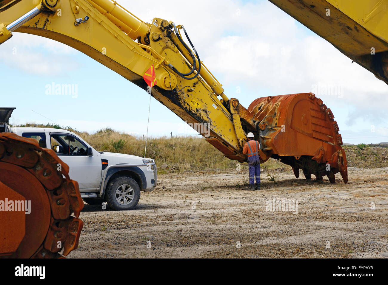 Ein Mechaniker Dienstleistungen den Eimer ein 200-Tonnen-Bagger im Tagebau Kohlebergwerk Stockfoto