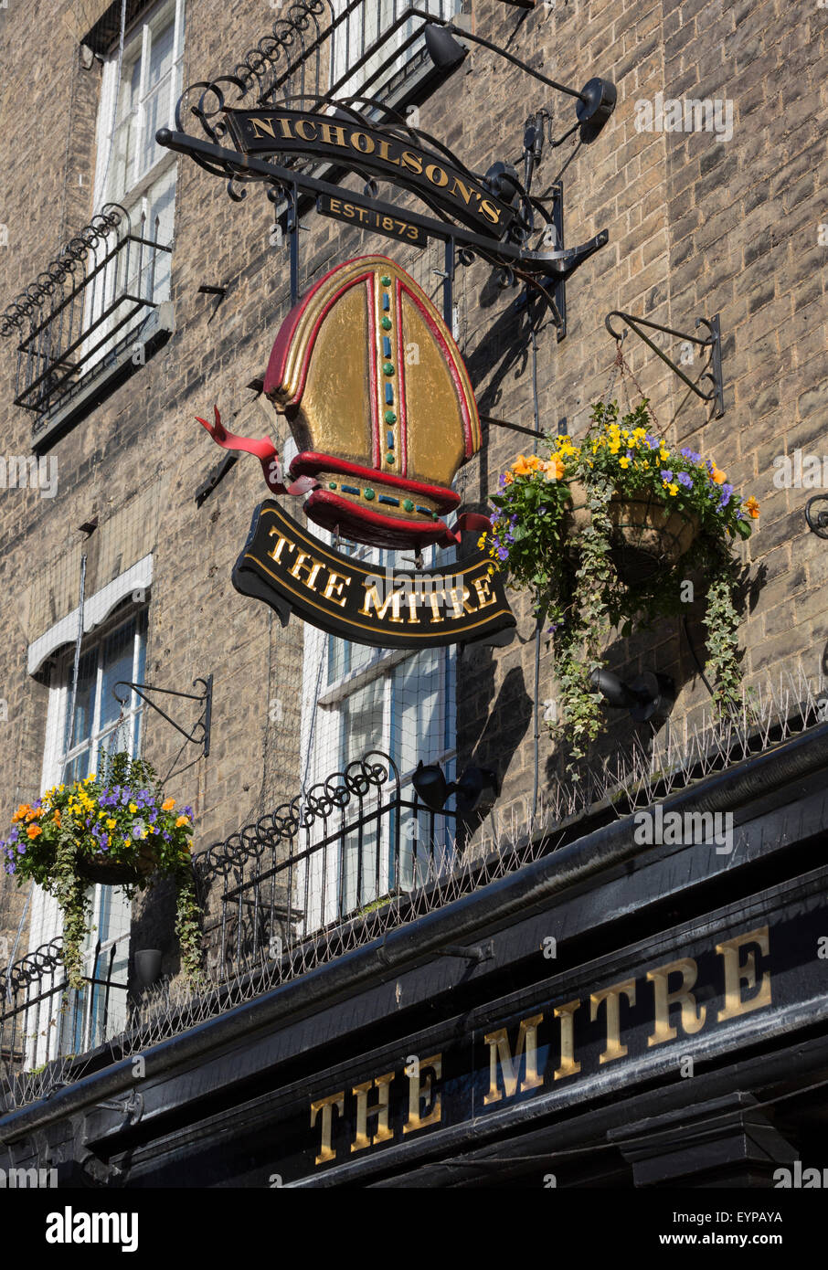 Vergoldeter Schild für die Mitre Pub in der Bridge Street in Cambridge, Cambridgeshire, England, UK Stockfoto
