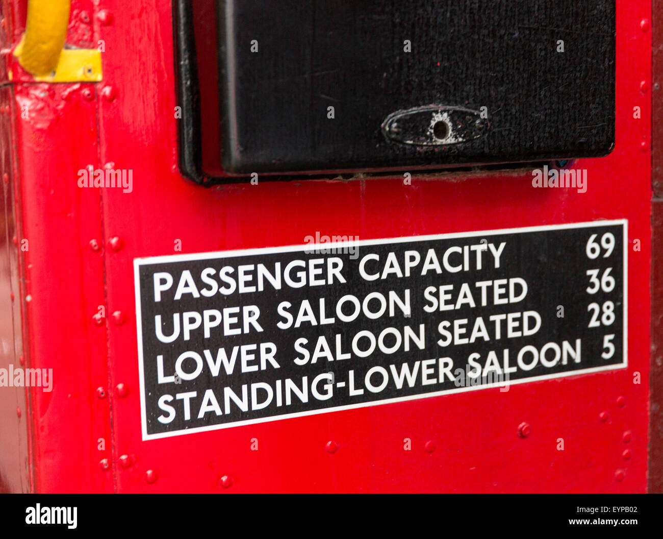 Kapazität Zeichen beim Eintrag der klassischen roten Routemaster Doppeldecker-Bus in London, England, UK Stockfoto