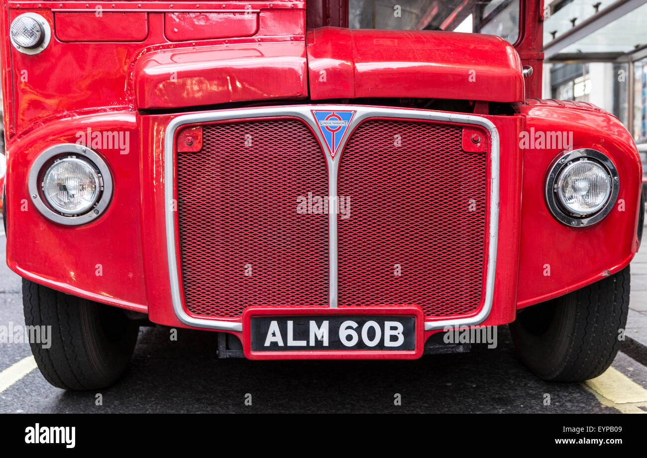 Detail der Vorderseite des klassischen roten Londoner Routemaster Doppeldecker-Bus. Der Kühlergrill, Motorhaube & Scheinwerfer sind sichtbar Stockfoto