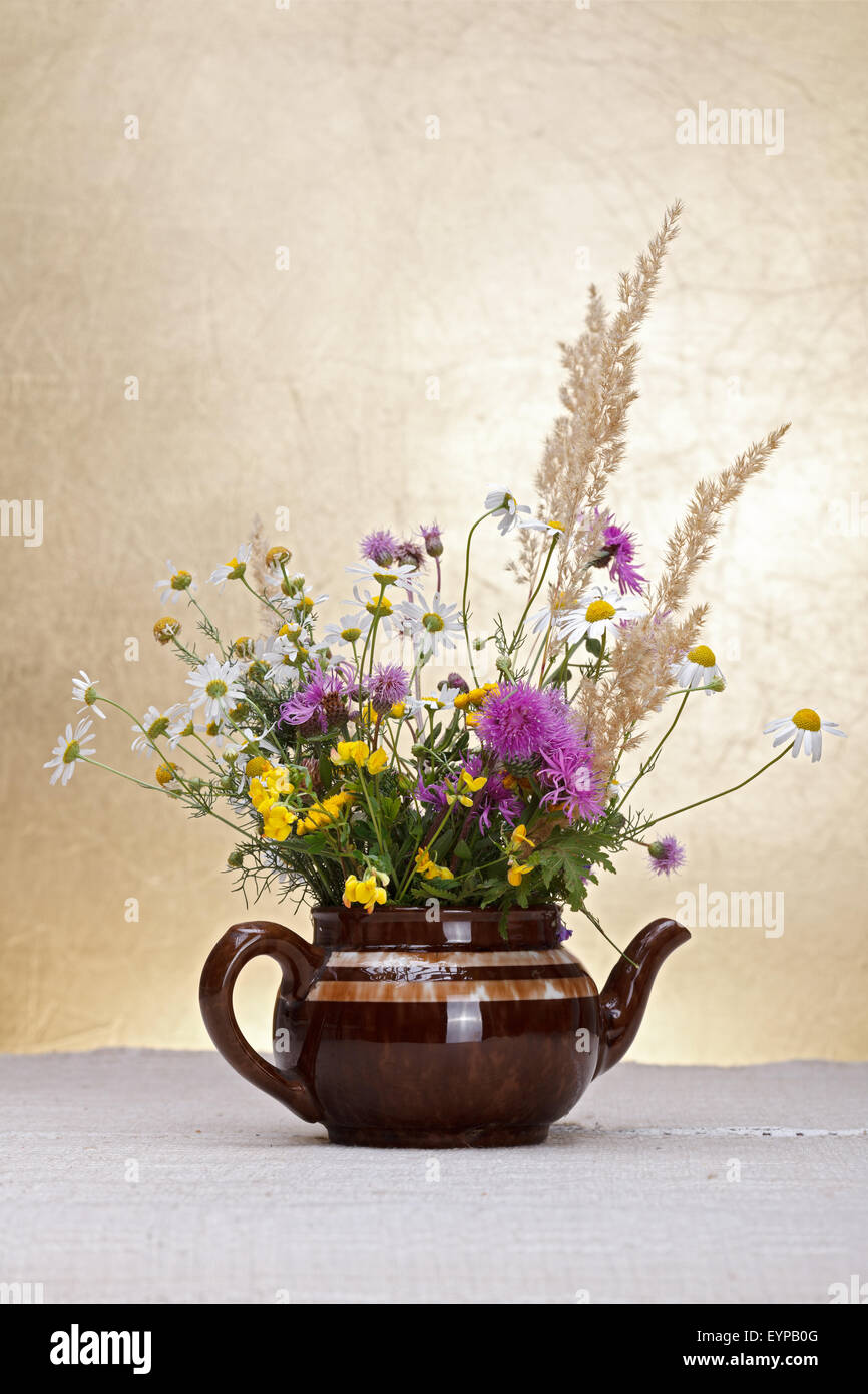Wilde Blumen Stilleben auf rustikalen Hintergrund Stockfoto