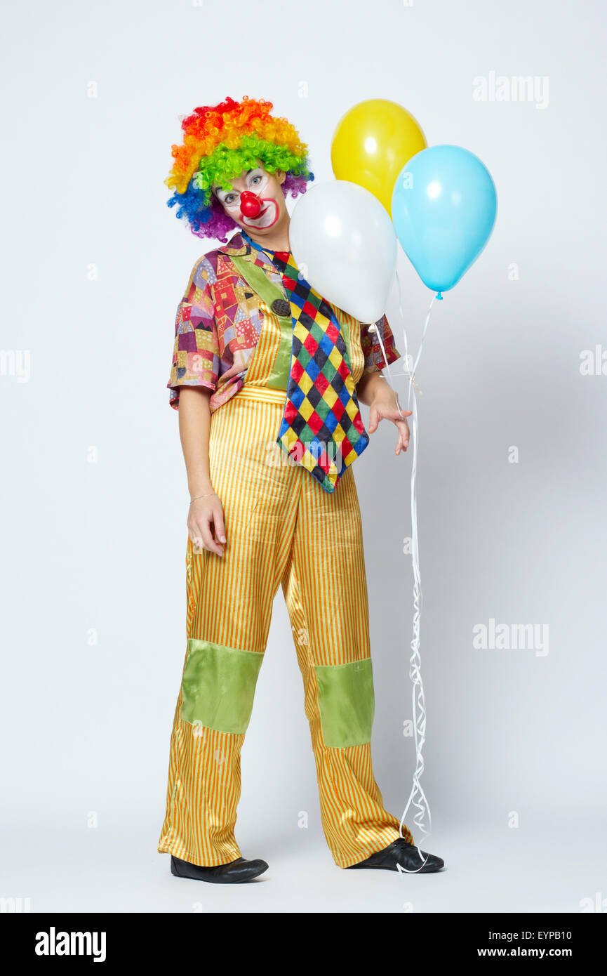 lustiger Clown mit Luftballons auf weiß Stockfotografie - Alamy