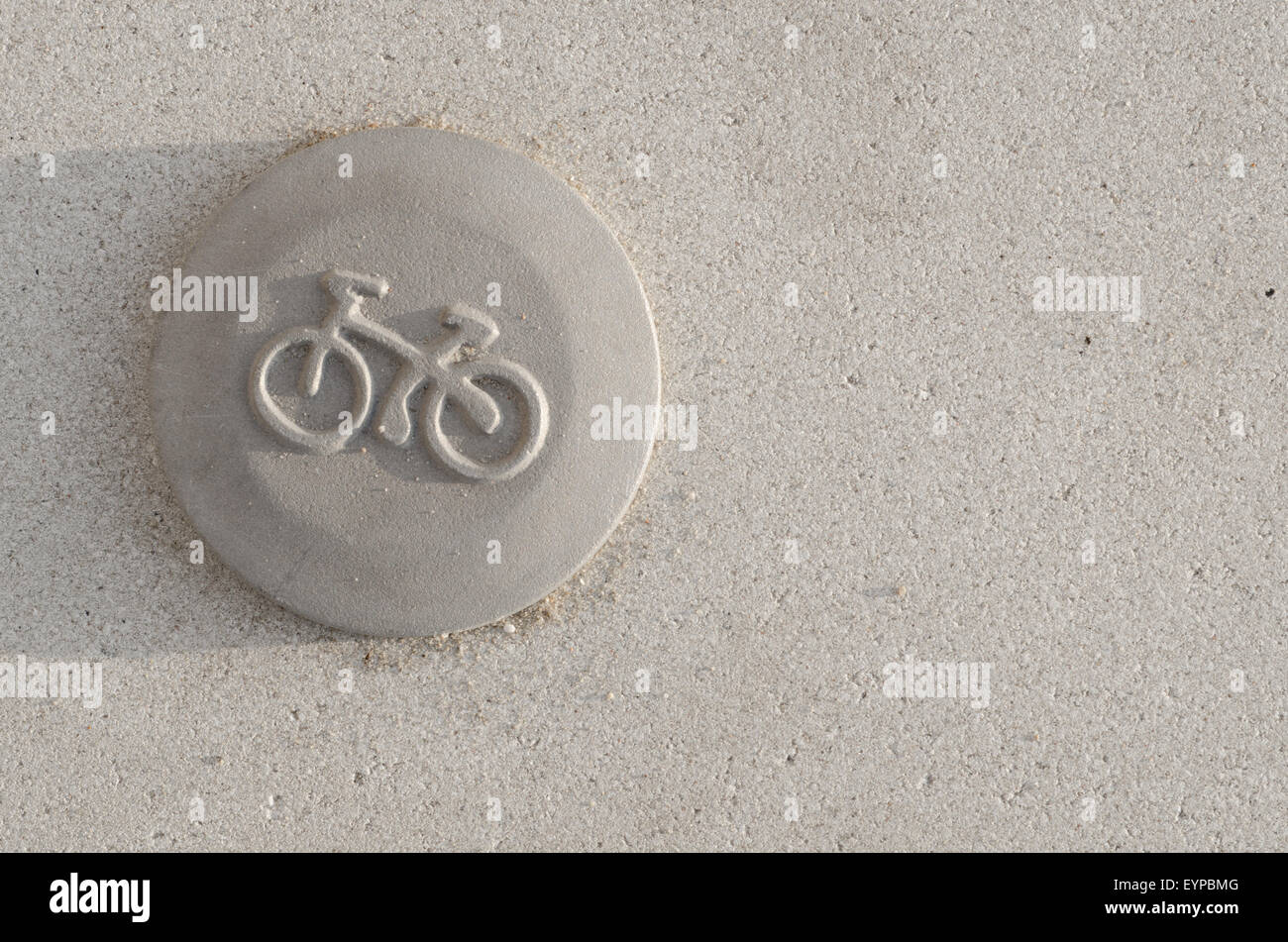 Fahrrad-Schild auf Stein Hintergrund Stockfoto