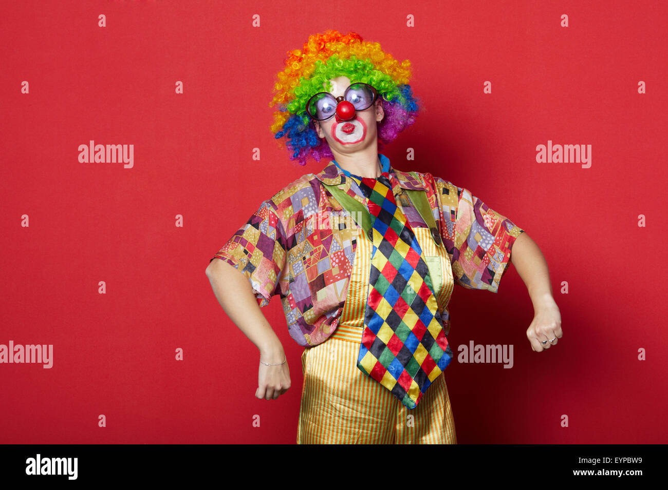 lustiger Clown mit Brille auf rot Stockfoto
