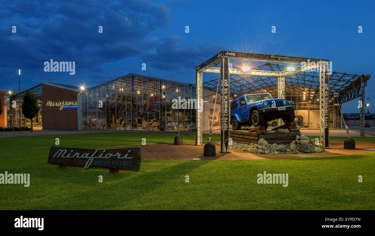 MIRAFIORI MOTOR VILLAGE, DER MAIN-FCA-SHOWROOM IN TURIN, ITALIEN Stockfoto