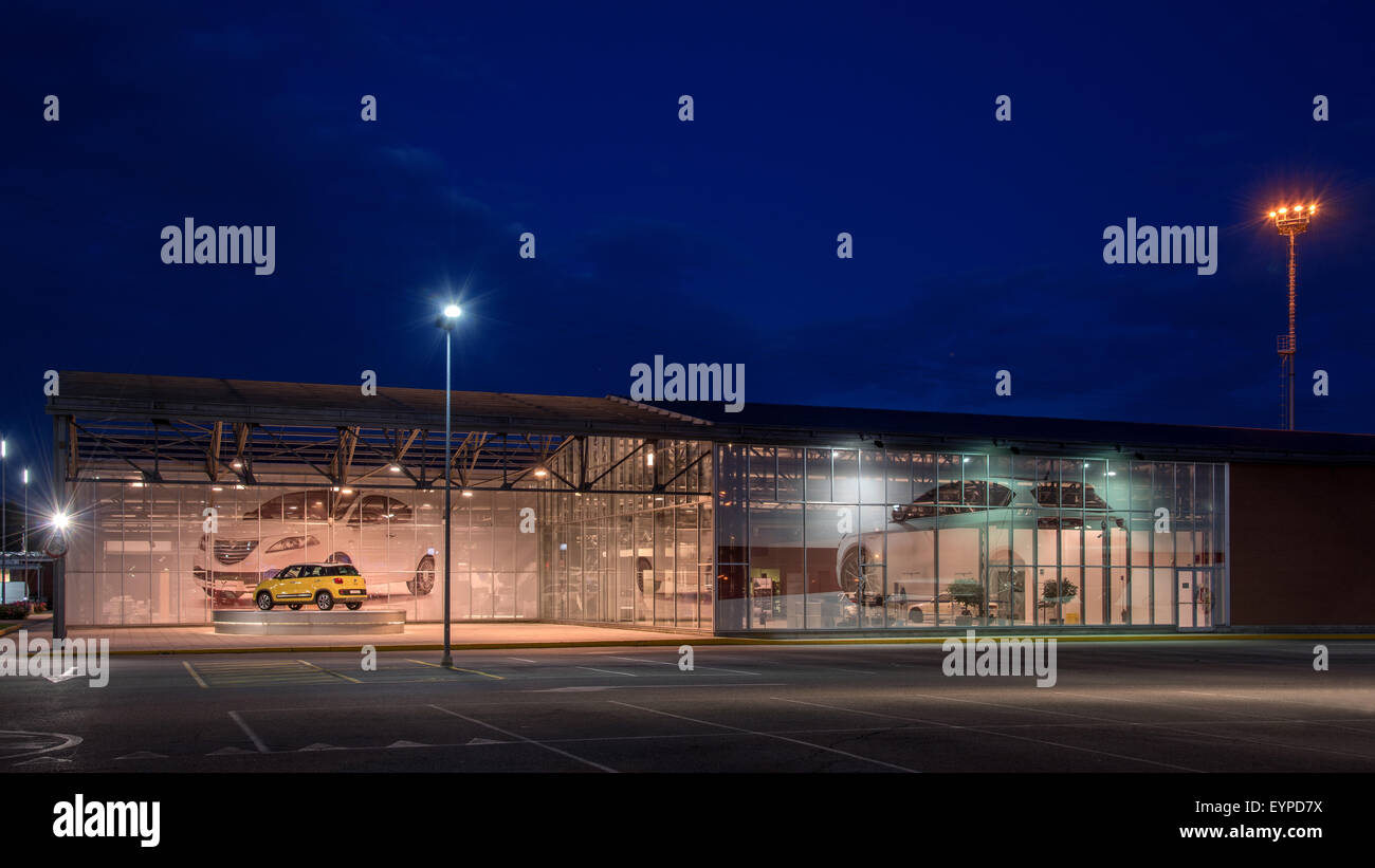 MIRAFIORI MOTOR VILLAGE, DER MAIN-FCA-SHOWROOM IN TURIN, ITALIEN Stockfoto