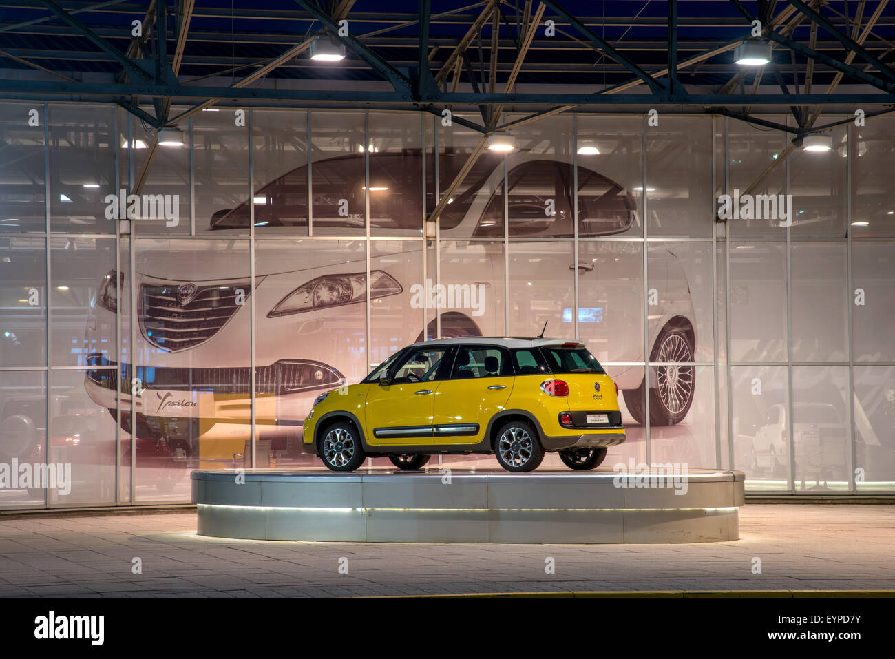 MIRAFIORI MOTOR VILLAGE, DER MAIN-FCA-SHOWROOM IN TURIN, ITALIEN Stockfoto