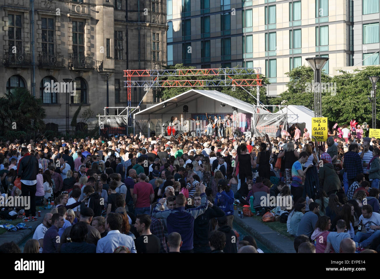 Sheffield Tramlines Music Festival Peace Gardens Stage 2015. England Großbritannien. Freifläche im Stadtzentrum Stockfoto
