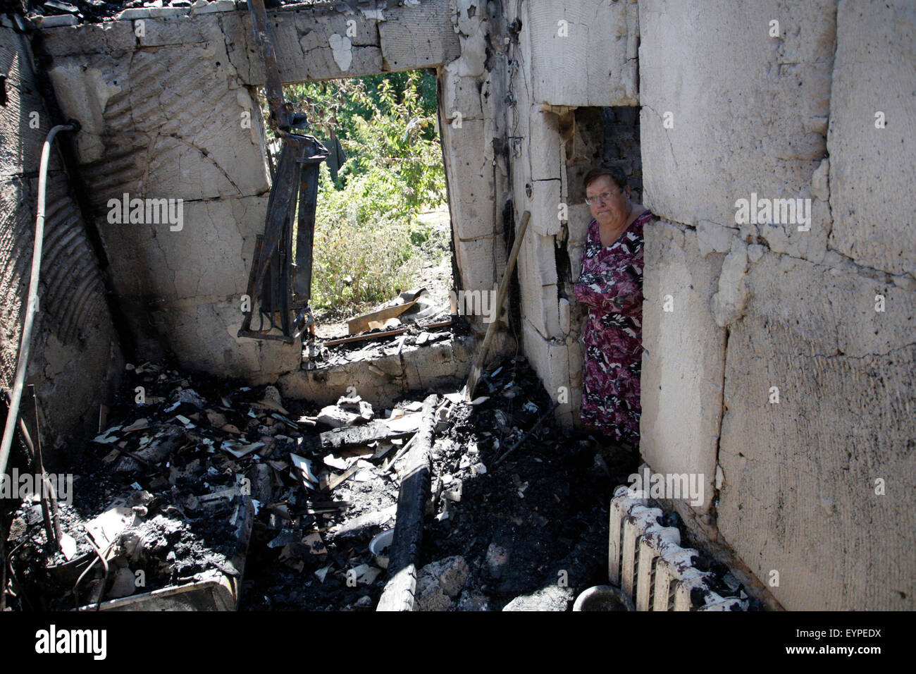 Donezk, Ukraine. 2. August 2015. Ein Bewohner befasst sich mit dem zerstörten Haus in Donezk, Ukraine, 2. August 2015. Eine neue Welle der Artillerieangriffe fand in Donezk. © Alexander Ermochenko/Xinhua/Alamy Live-Nachrichten Stockfoto