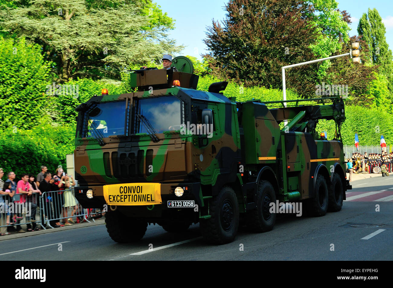 Armee LKW auf der Parade am 14. Juli zu feiern Tag der Bastille, französischer Familientag in Bourges, Frankreich Stockfoto
