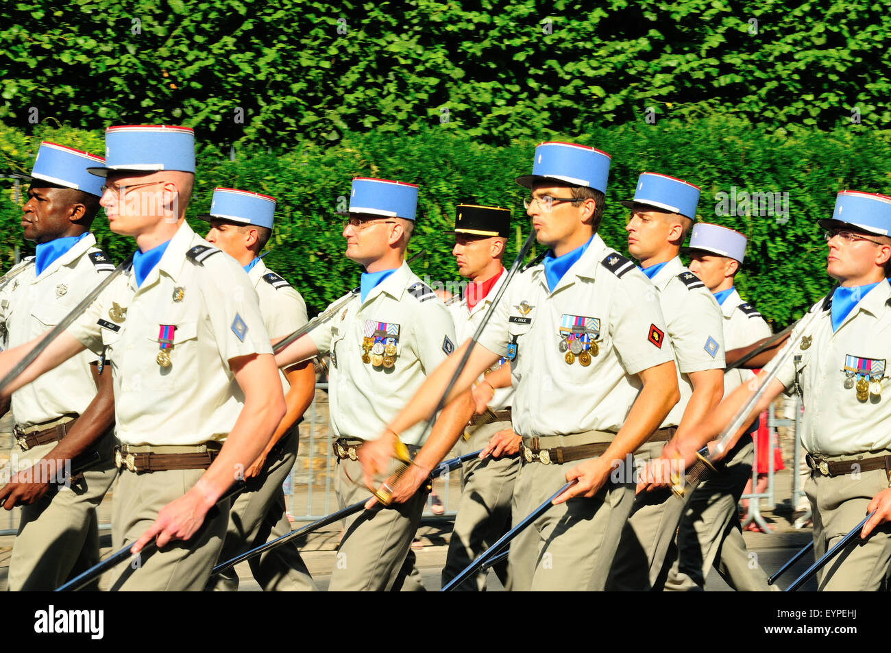 Reihen der Soldaten marschieren am 14. Juli Parade feiern Tag der Bastille, Französisch Familientag in Bourges, Frankreich Stockfoto