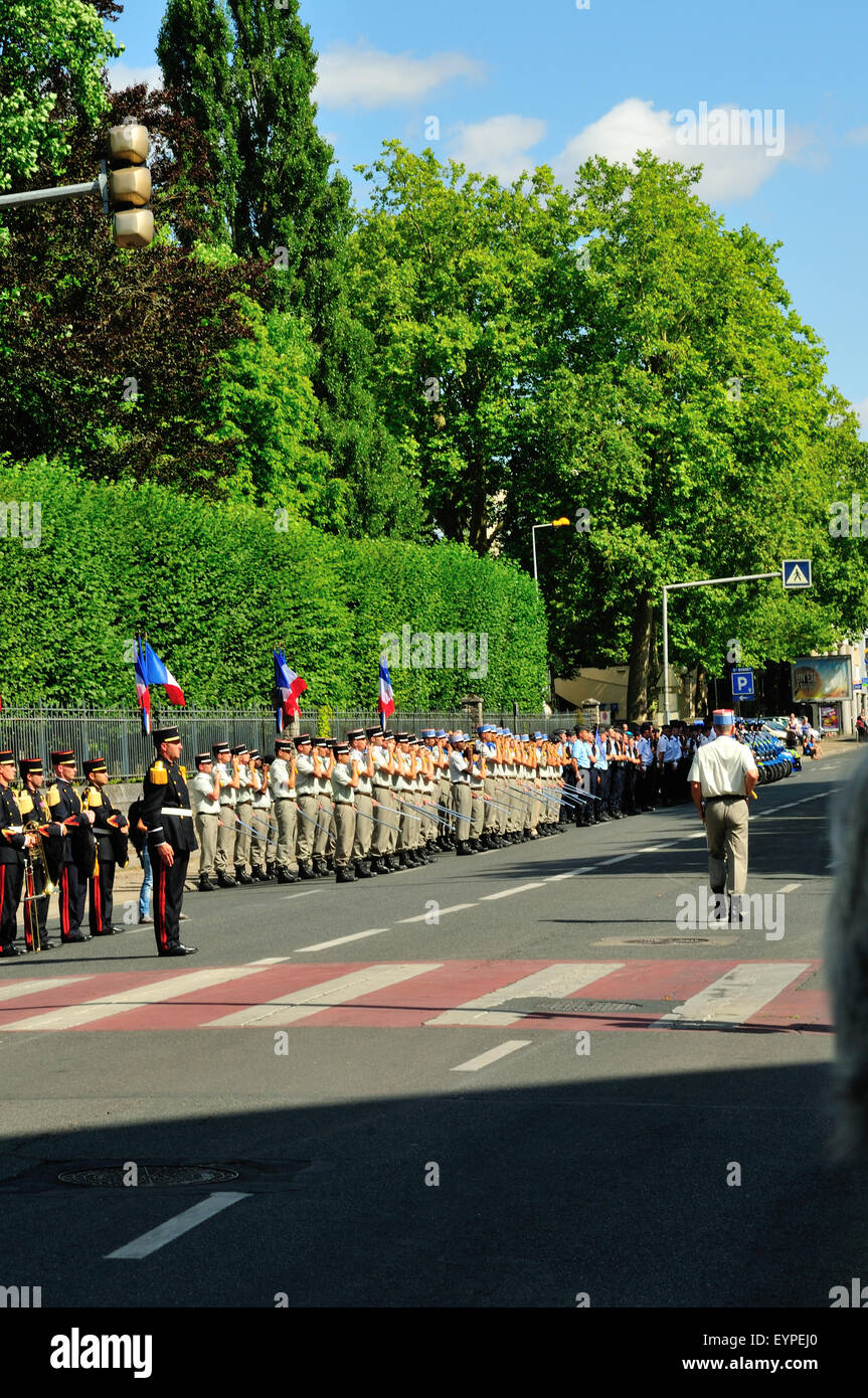 Soldaten und Polizisten auf der Parade am 14. Juli Nationalfeiertag feiern in Bourges, Frankreich Stockfoto