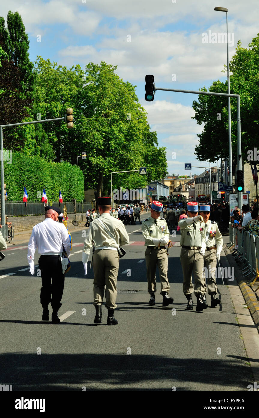 Soldaten & Polizei Vorbereitung auf 14. Juli Feierlichkeiten zum Nationalfeiertag, dem französischen Nationalfeiertag, in Bourges, Frankreich Stockfoto