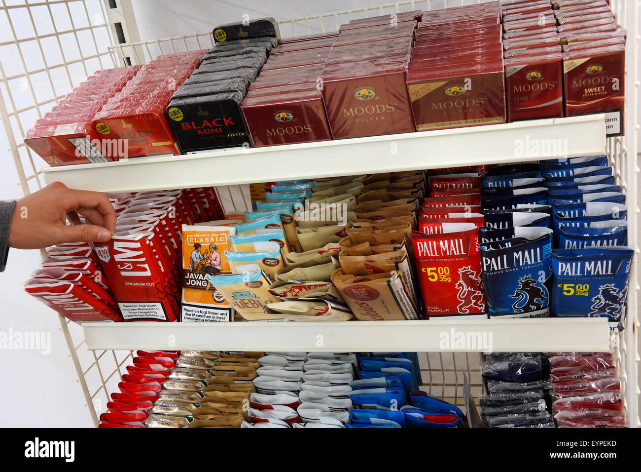 chesterfield-cigarette-stockfotos-und-bilder-kaufen-alamy