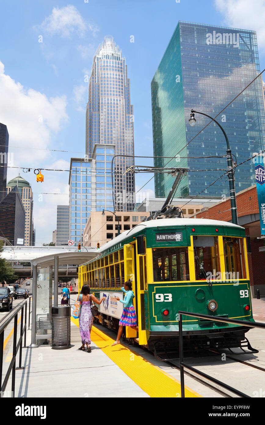 Charlotte, North Carolina. Stadt-Lynx-Gold Line. Menschen die Straße Auto in Uptown aussteigen. Stockfoto