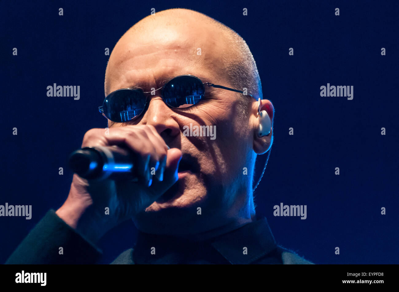 Belfast, Nordirland. 2. August 2015 - Phil Oakley mit the Human League zu singen, wie sie bei der Feile ein Phobail (Festival des Volkes spielen) Stockfoto
