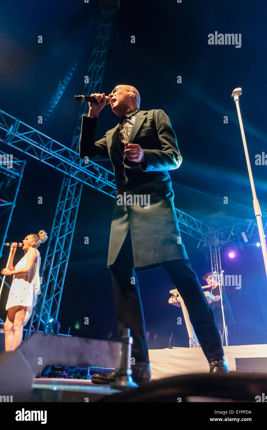 Belfast, Nordirland. 2. August 2015 - Phil Oakley mit the Human League zu singen, wie sie bei der Feile ein Phobail (Festival des Volkes spielen) Stockfoto