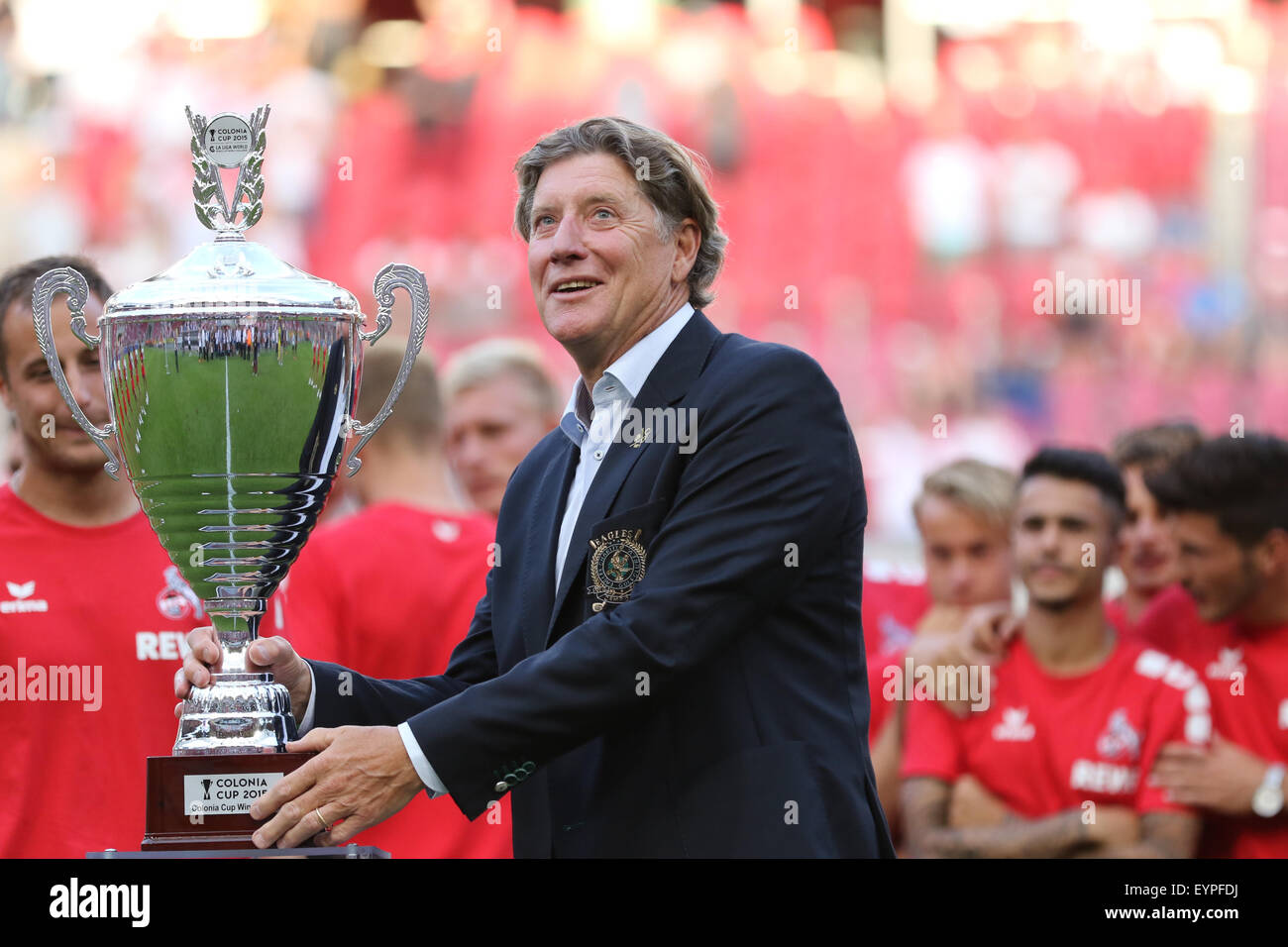 Köln, Deutschland. 2. August 2015. Pre-Season Turnier. Koloniale Cup. Nach dem Spiel zwischen dem FC Porto und Stoke City bereitet Harald Schumacher der Colonia-Cup an Inaugral Champions, Gastgeber und seinem alten Verein FC Köln vergeben. Bildnachweis: Aktion Plus Sport/Alamy Live-Nachrichten Stockfoto