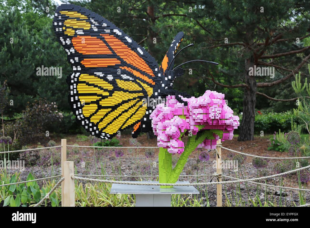 Eine riesiger Schmetterling Skulptur hergestellt aus Legosteinen Künstlers Sean Kenney. Stockfoto