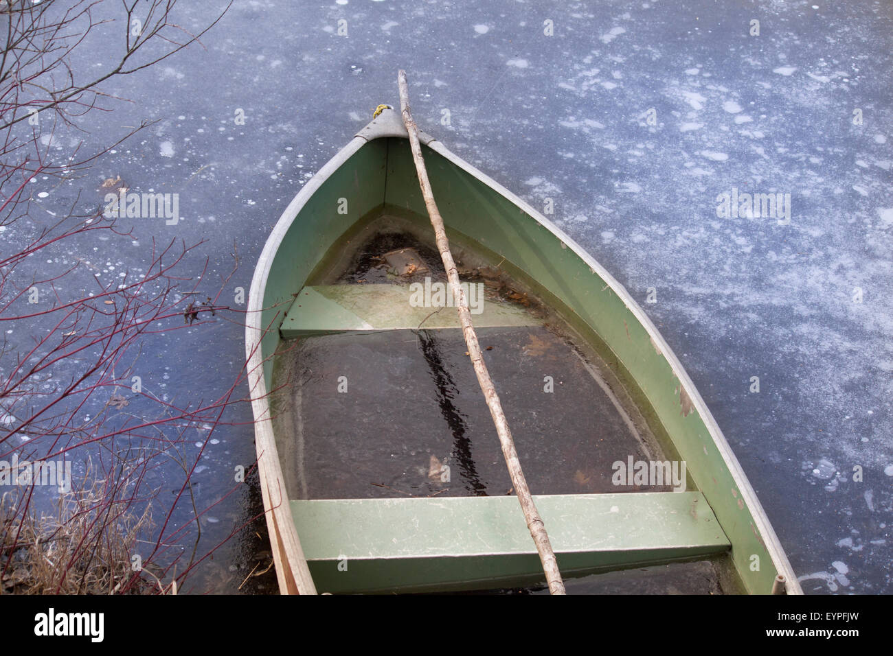 Verlassene Boot sitzen am Ufer mit Schmutzwasser gefüllt Stockfoto
