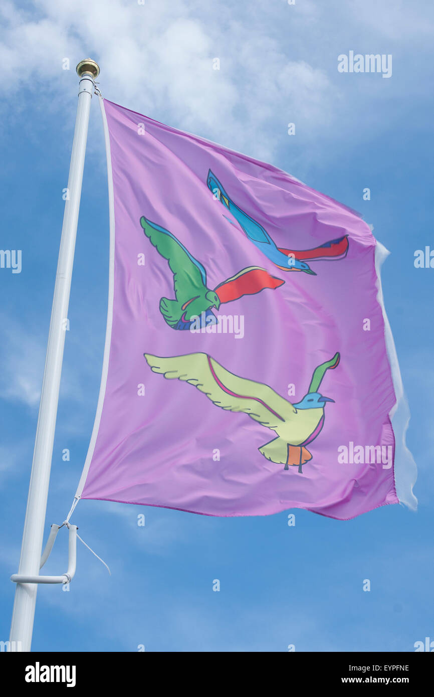 Pastell gefärbt lila Flagge mit mehrfarbigen Möwen am Meer theme Stockfoto