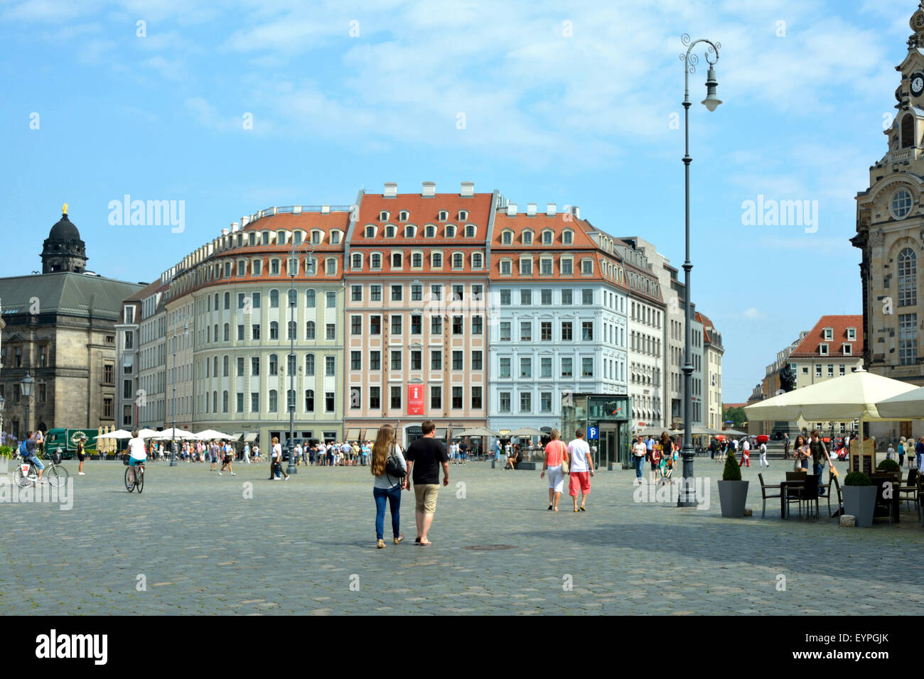 Touristen auf dem neuen Markt n Dresden vor der Stadthäuser. Stockfoto