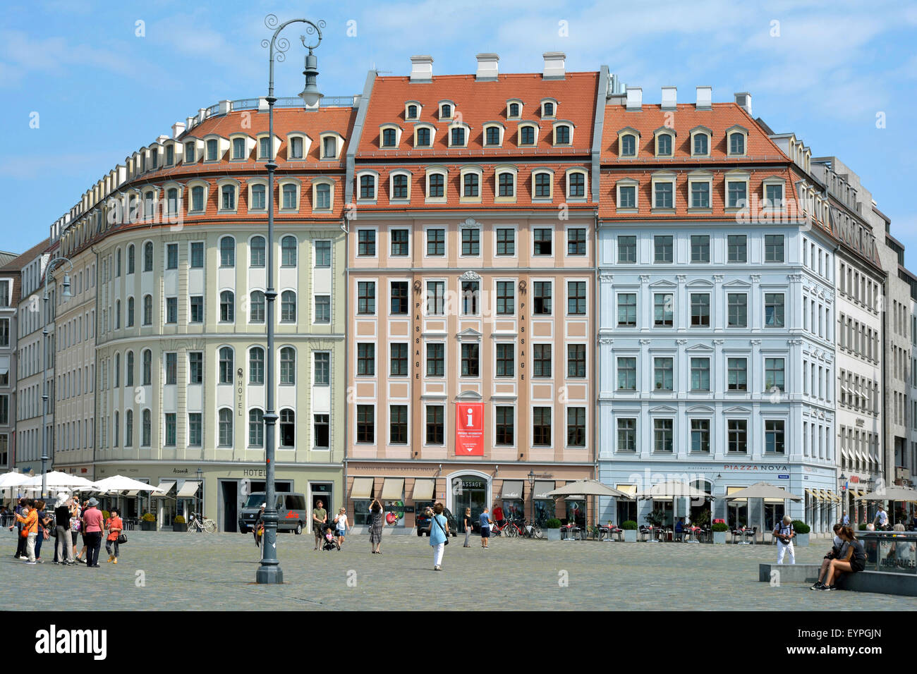 Touristen auf dem neuen Markt n Dresden vor der Stadthäuser. Stockfoto