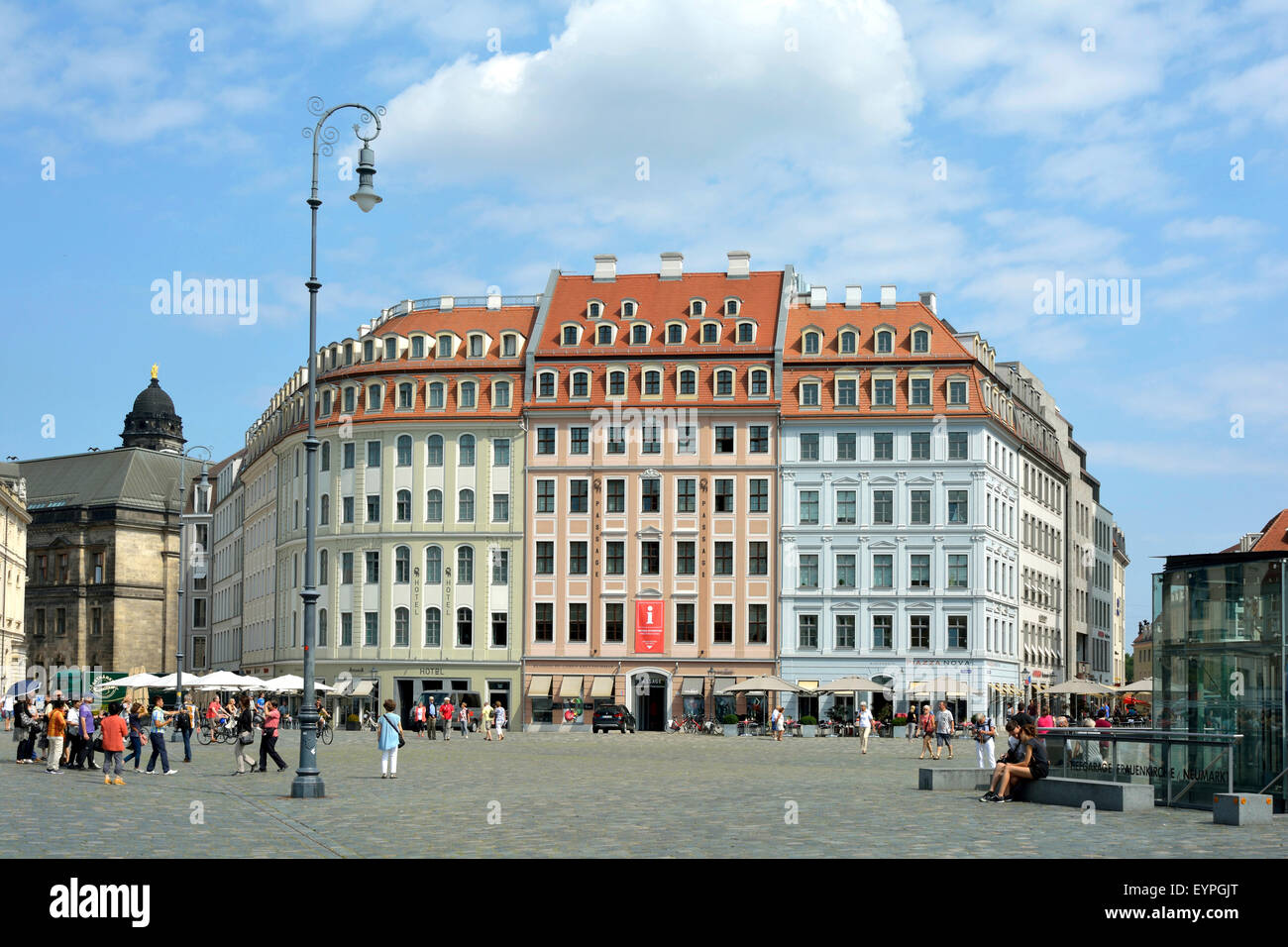 Touristen auf dem neuen Markt n Dresden vor der Stadthäuser. Stockfoto