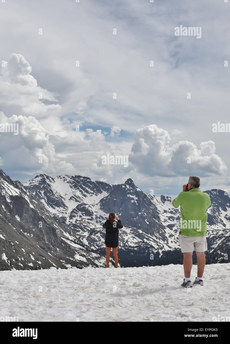 Eine Person, die ein Bild von einer Person, die ein Bild von den Bergen im Rocky Mountain National Park in Colorado. Stockfoto