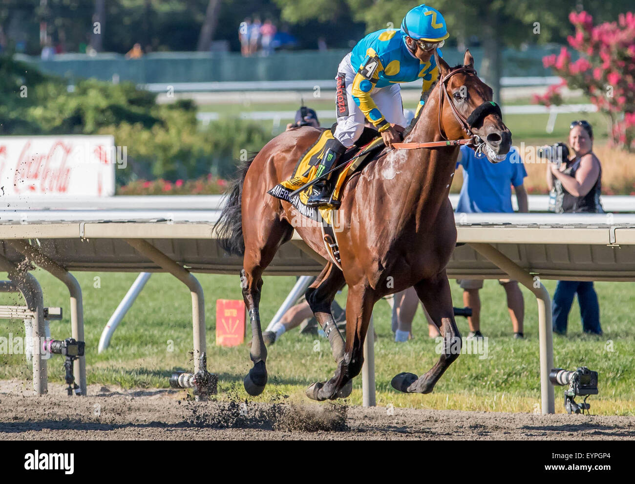 Oceanport, NJ, USA. 2. August 2015. Amerikanisches Pharoah führt leicht zum Sieg bei der 2015 Haskell Invitational im Monmouth Park in Oceanport, NJ. Mike Langish/Cal-Sport-Medien. Bildnachweis: Csm/Alamy Live-Nachrichten Stockfoto