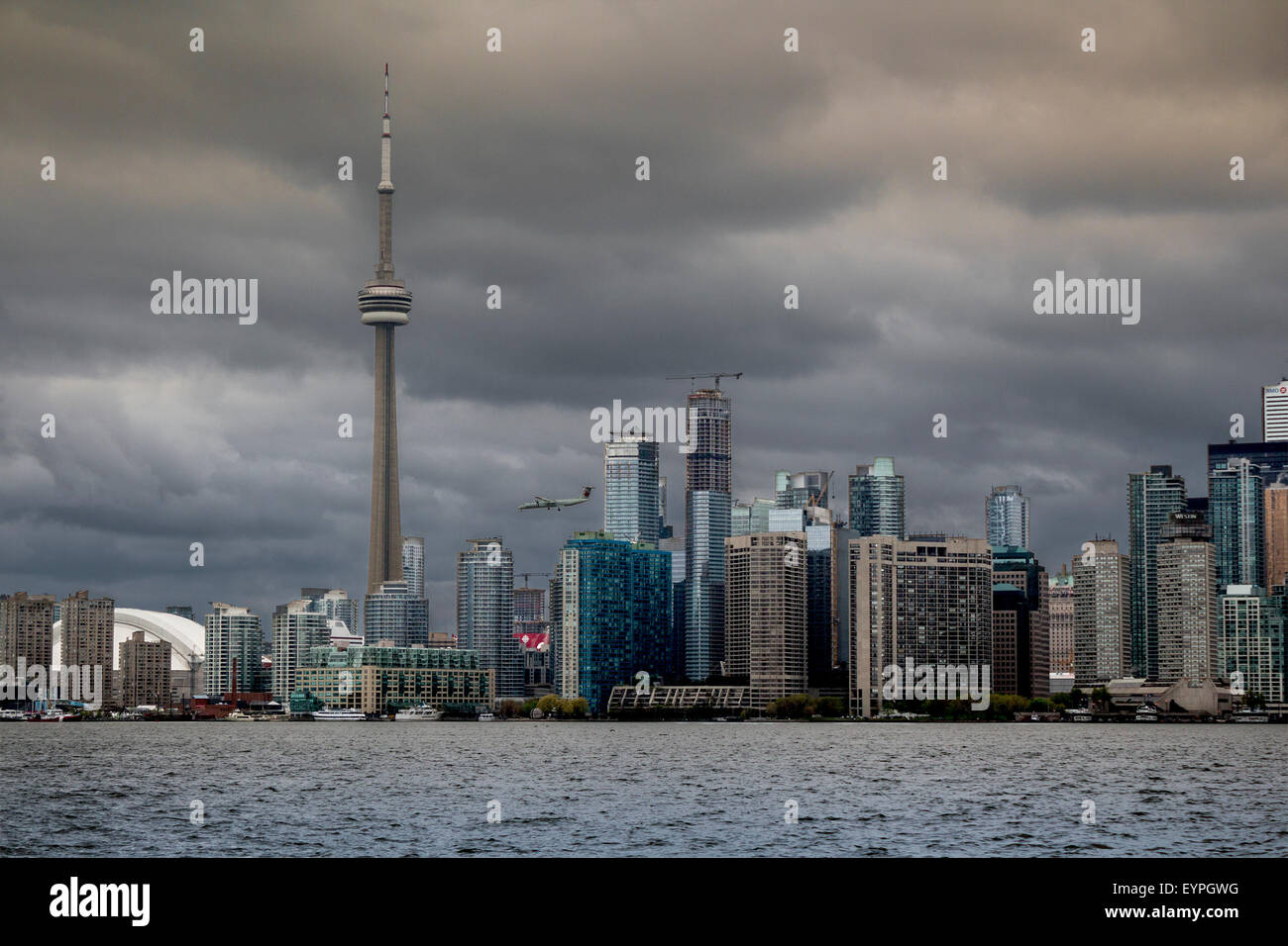 Stadtbild von der Stadt von Toronto über einen stürmischen Tag mit dem Flugzeug fliegen Vergangenheit Stockfoto