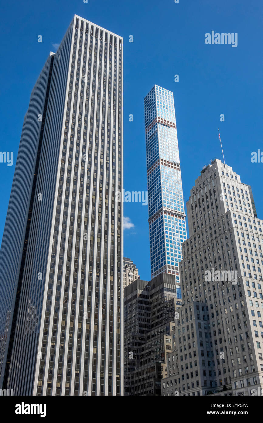 432 Park Avenue eingezwängt zwischen anderen Wolkenkratzer. Das Penthouse wird bei $ 95 Millionen festgesetzt. Stockfoto