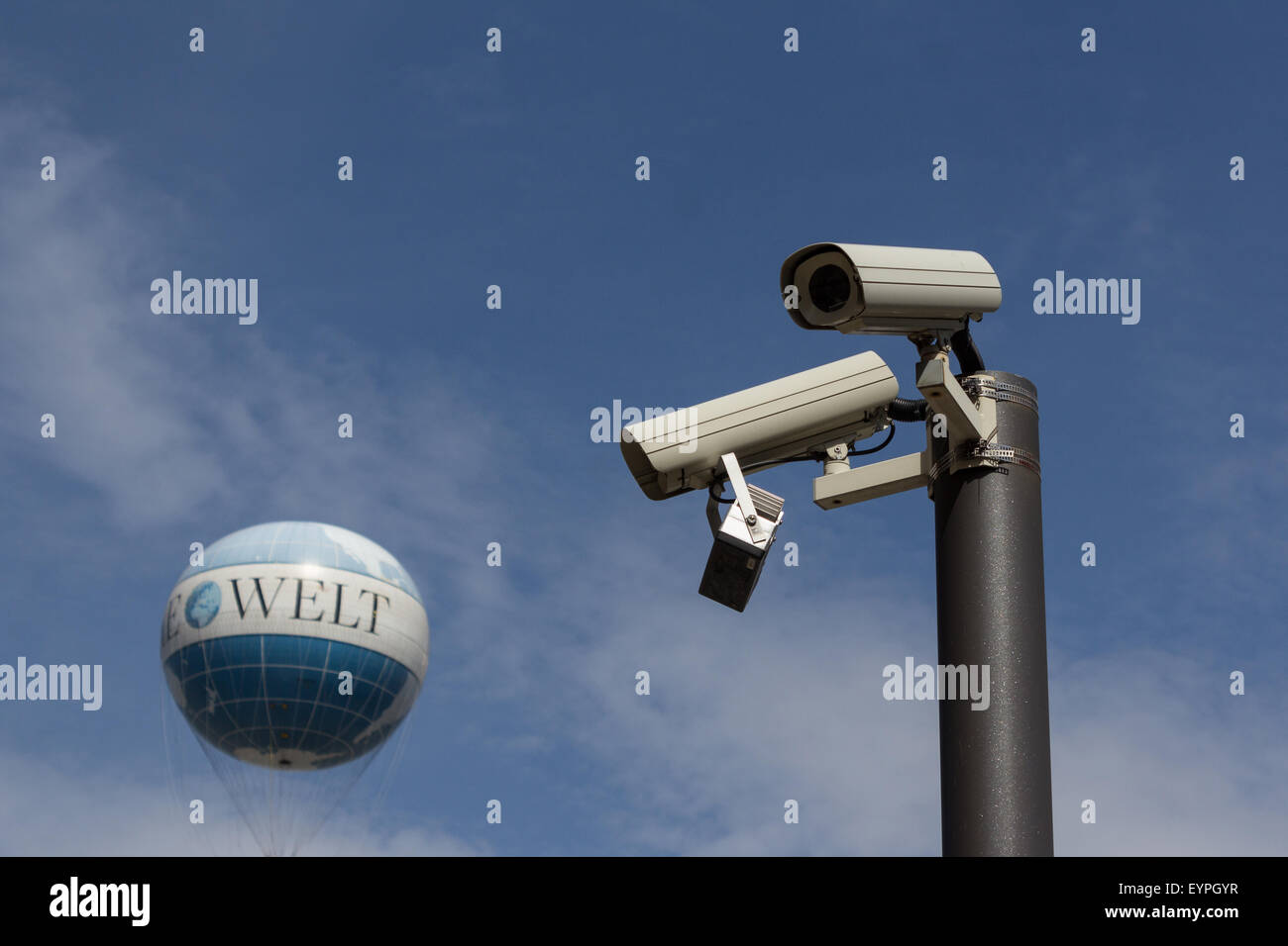die Welt unter Überwachung - Überwachungskameras, Erde Ballon Stockfoto