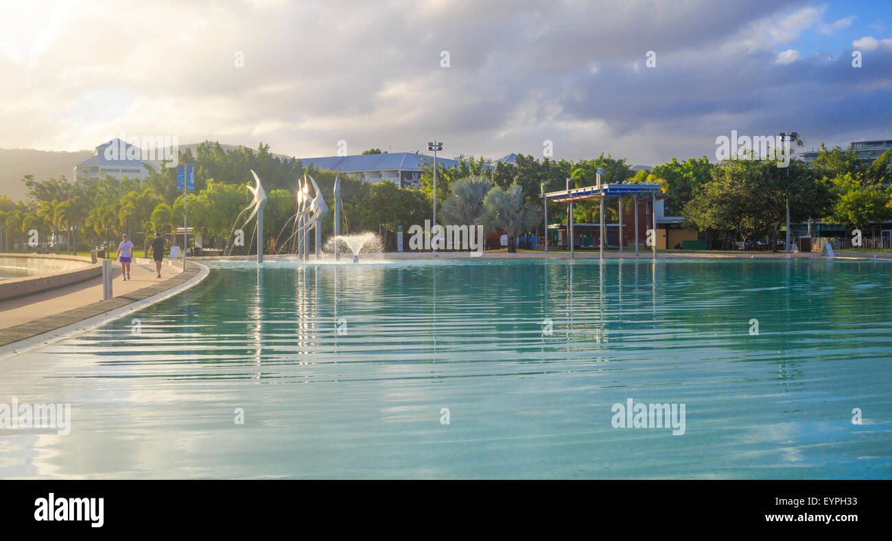 Cairns Esplanade Gehweg und Lagune in den frühen Morgenstunden. Queensland, Australien Stockfoto