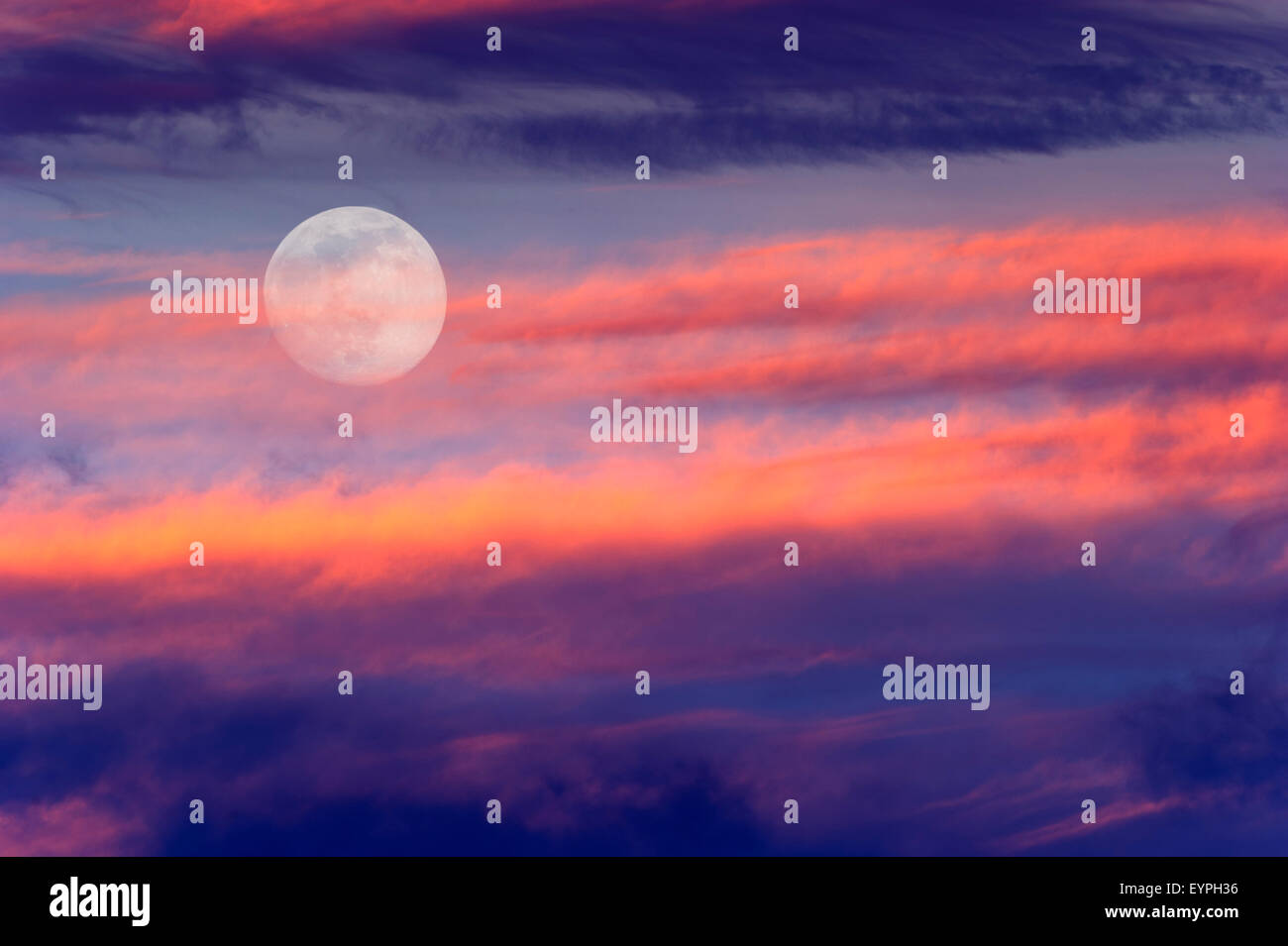 Himmel Mond Wolken ist eine surreale Fantasie Bild von bunt leuchtenden Wolken mit einem hellen Vollmond majestätisch erhebt Stockfoto Himmel Mond Wolken ist eine surreale Fantasie Bild von bunt leuchtenden Wolken mit einem hellen Vollmond majestätisch erhebt Stockfoto