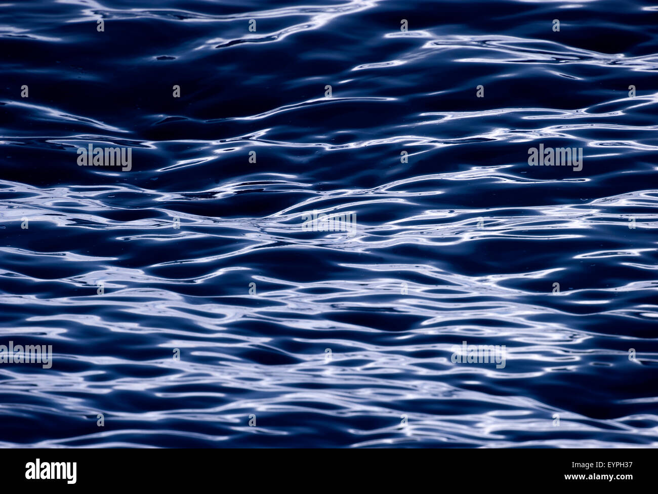 Wasserwellen sind schimmernde und Blau als Hintergrund abstrakter Natur. Stockfoto