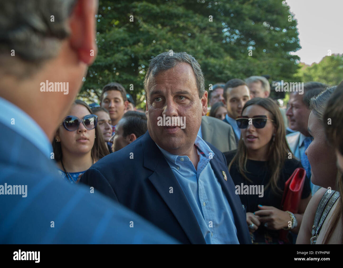 Oceanport, NJ, USA. 2. August 2015. NJ-Gouverneur CHRIS CHRISTIE spricht mit Eigentümer AHMED ZAYAT im Fahrerlager vor 2015 Triple Crown Gewinner amerikanisches Pharoah mit Victor Espinoza auf und trainiert von Bob Baffert der William Hill Haskell Invitational (Note 1), Monmouth Park Racetrack, Sonntag, 2. August 2015 gewinnt. Bildnachweis: Bryan Smith/ZUMA Draht/Alamy Live-Nachrichten Stockfoto