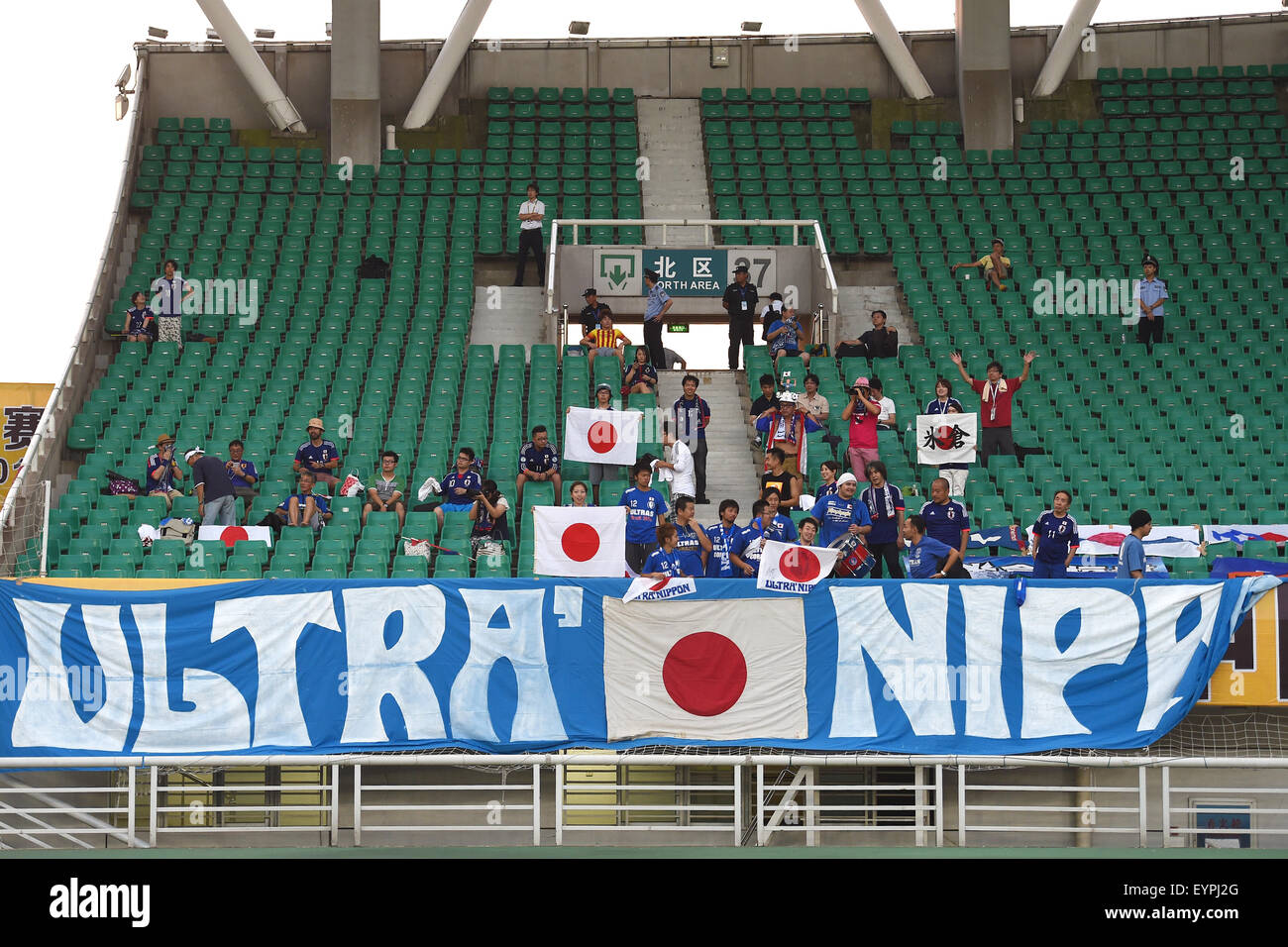 Japan-Fans, 2. August 2015 - Fußball / Fußball: EAFF East Asian Cup 2015 zwischen Nordkorea 2: 1 Japan Stadium Sportzentrum Wuhan, Wuhan, China. (Foto: AFLO SPORT) Stockfoto
