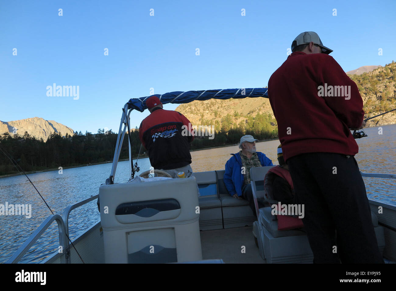 Fischer auf einem Ponton-Boot auf June Lake in Kalifornien in den frühen Morgenstunden vor Sonnenaufgang am See Stockfoto