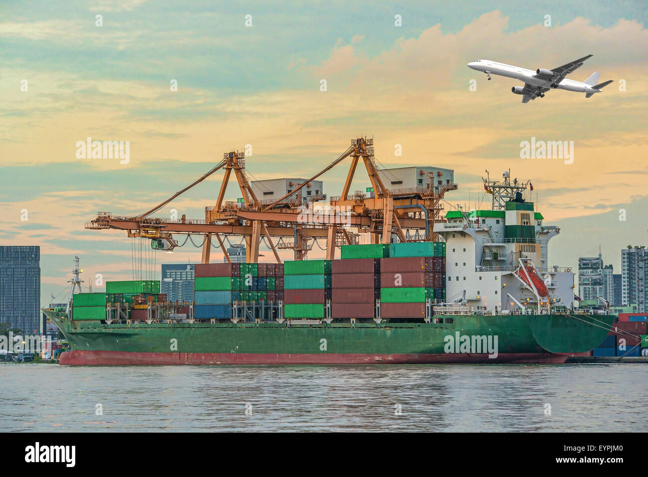 Container Cargo Fracht Versenden mit Kran Ladebrücke in Werft in der Abenddämmerung für Logistik Import/Export Hintergrund arbeiten Stockfoto