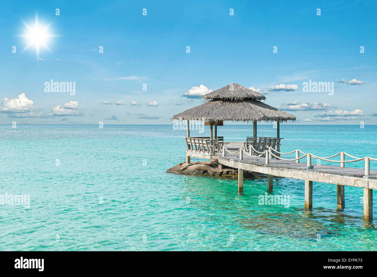 Sommer, Reisen, Urlaub und Ferien-Konzept - Holzmole in Phuket, Thailand Stockfoto