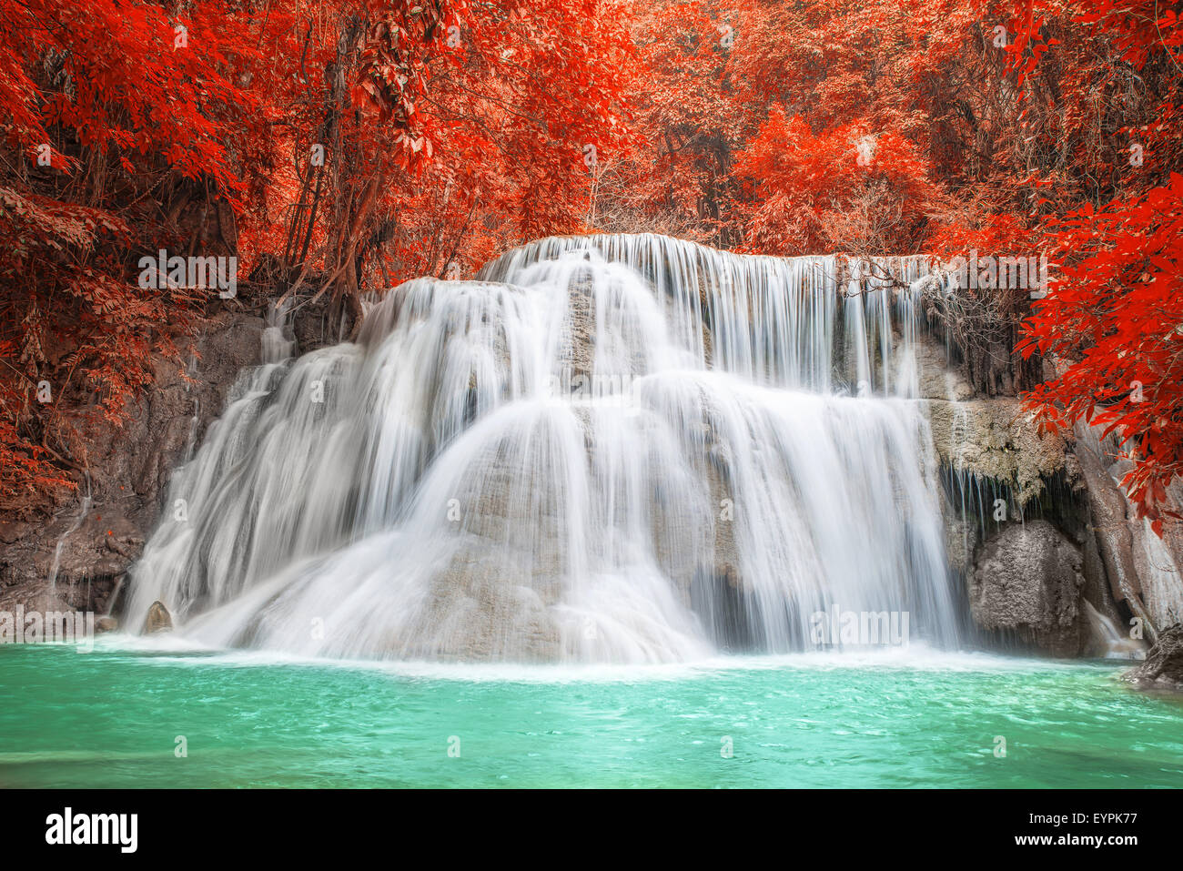 Wasserfall im Herbst in Kanchanaburi, Thailand Stockfoto