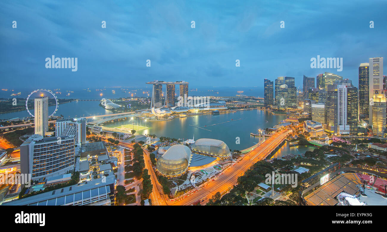 Singapur-Wolkenkratzer in der Innenstadt am Abendzeit. Stockfoto