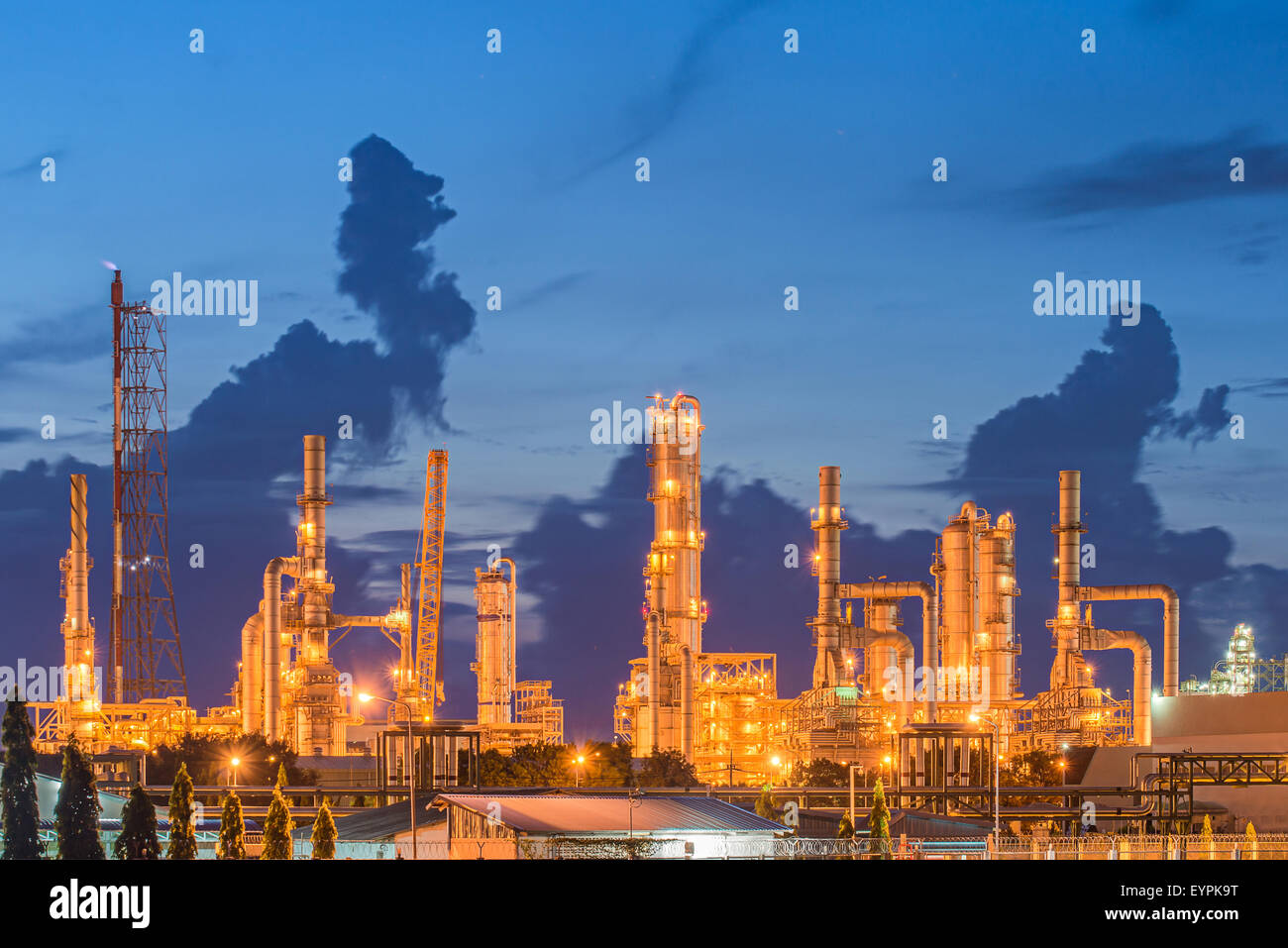 Öl-Raffinerie-Industrie mit Öltank Stockfoto