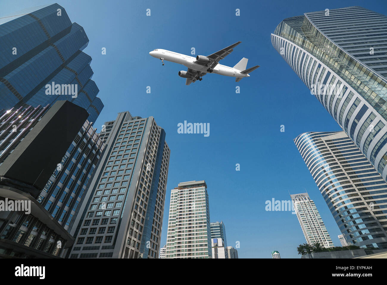Schuss von Flugzeug Flug über Wolkenkratzer in der Innenstadt von Bangkok Stockfoto