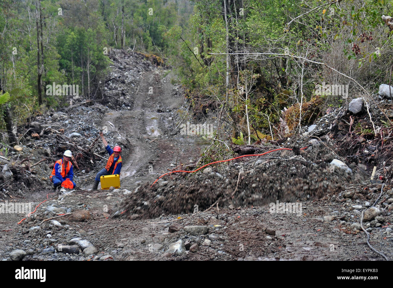Männer, die Aufrechnung Sprengladungen in einem reflektierenden Seismik auf der Suche nach Öl auf der Westküste von Neuseeland Stockfoto