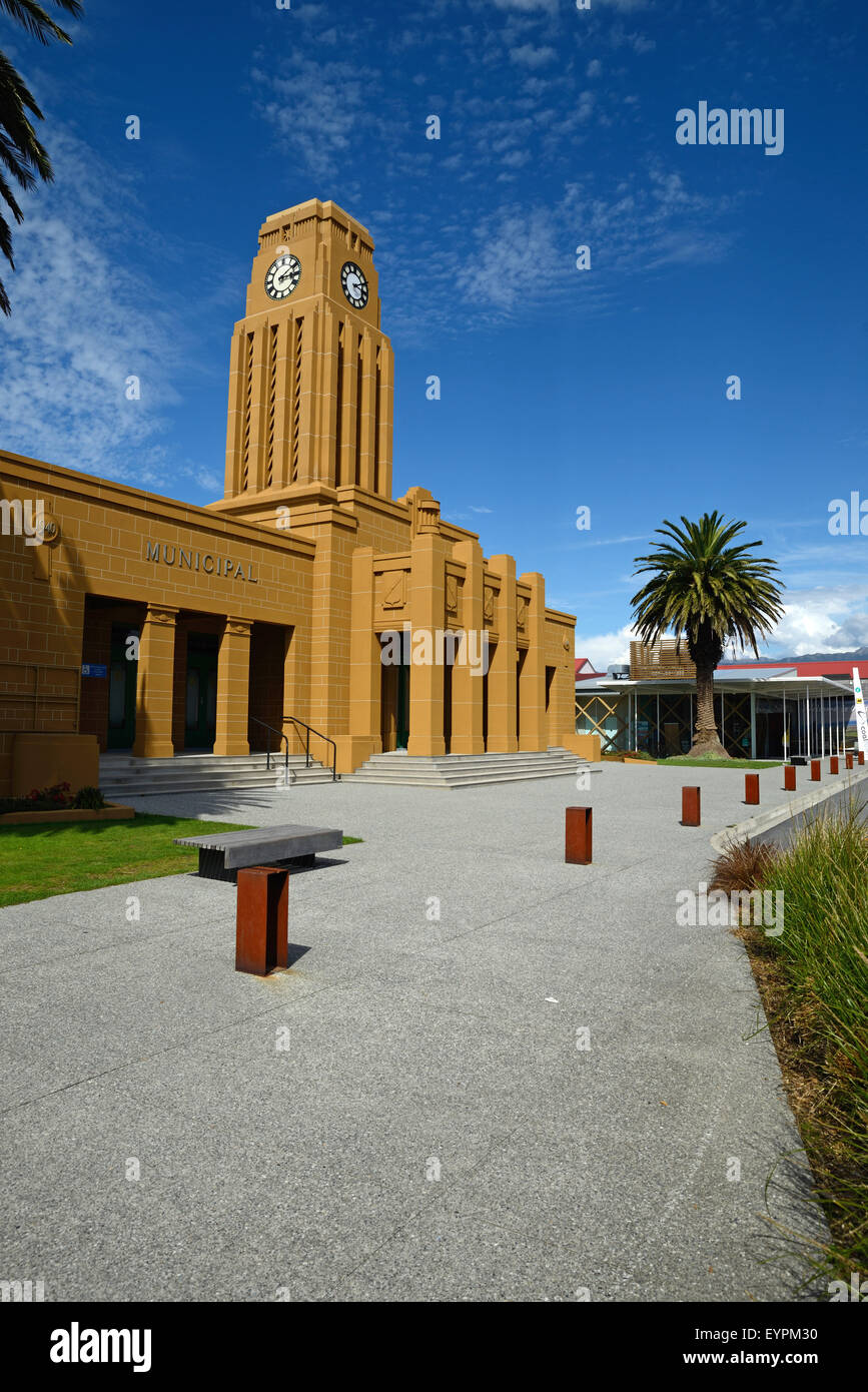 Westport des berühmten Uhrturm und Ratssaal Gebäude mit Blick auf das Stadtzentrum, West Coast, Neuseeland Stockfoto