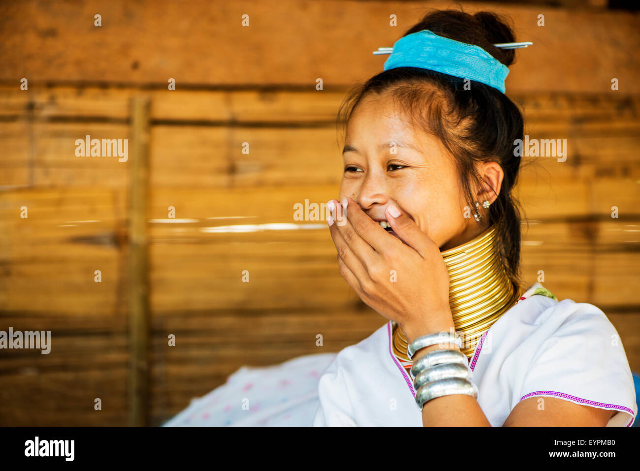 Glückliche junge Kayan Hügel Stamm Frau in Chiang Mai, Thailand, Asien. Stockfoto