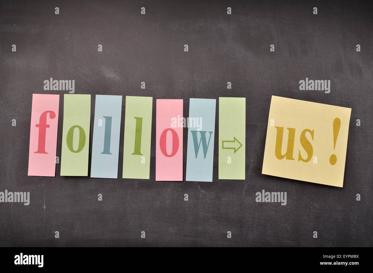 Tafel mit bunten Haftnotizen mit den Worten folgen Sie uns! Stockfoto