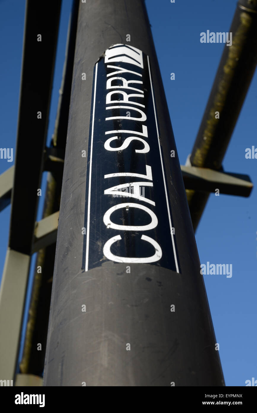 Ein gut gekennzeichneten Rohr führt Steinkohle Gülle zu einer Aufbereitungsanlage in einem Kohlebergwerk in Neuseeland Stockfoto